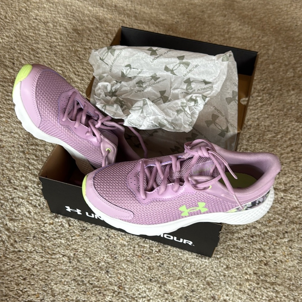 Tennis shoes